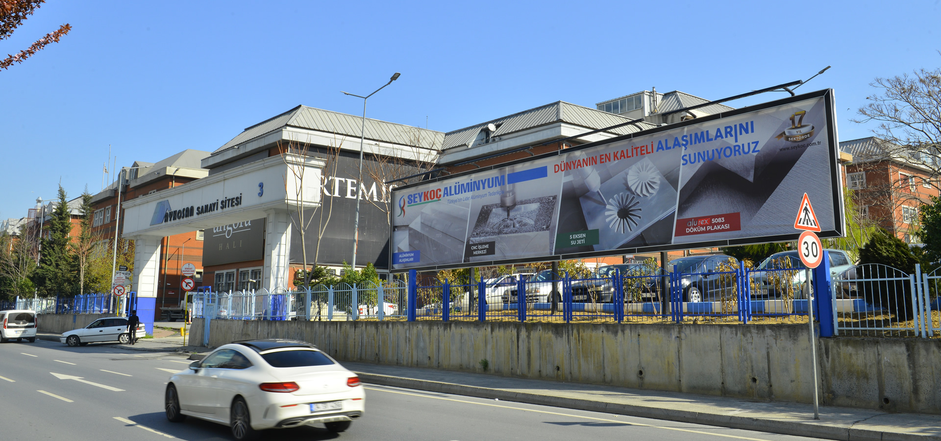 İşmodern Karşısı Süleyman Demirel Bulvarı 1 Nolu Giant Board Ölçü 16mt - 2mt İşmodern Karşısı Süleyman Demirel Bulvarı 1 Nolu Giant Board Ölçü 16mt - 2mt